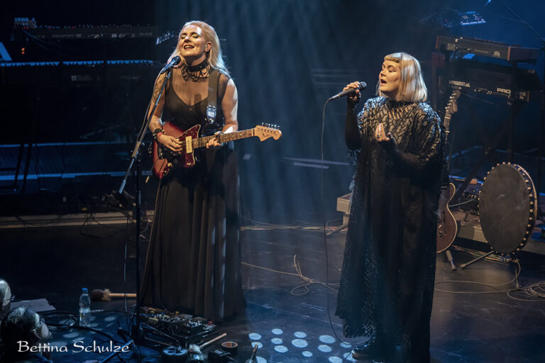 Eivør und Support Elinborg am 17.10.2022 in der Scala in Ludwigsburg
